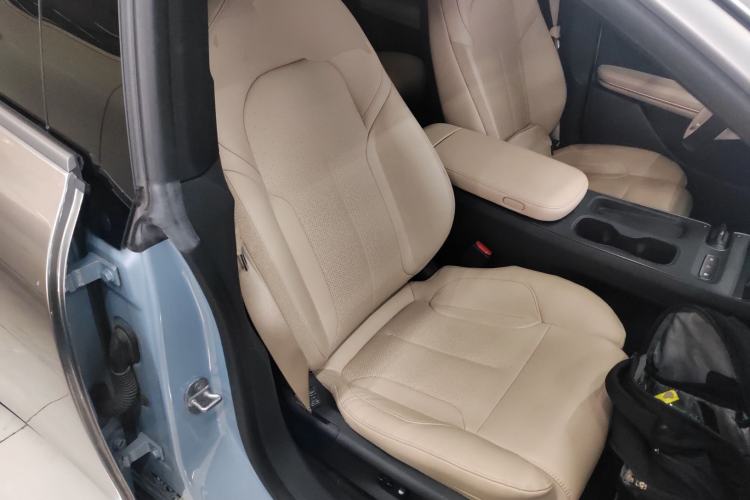 Used Nio ET5 2022 75 kWh Right Front Seat