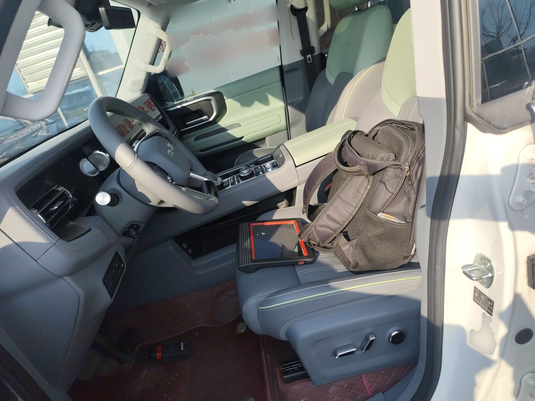 المقاعد الأمامية داخل السيارة