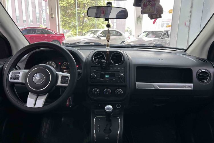 Used Jeep Compass 2015 2.0L two-wheel drive sport version Interior 5