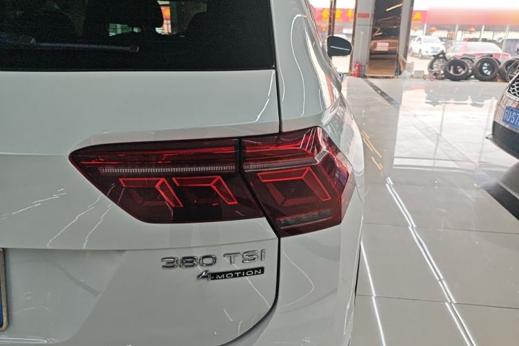 Used Volkswagen Tiguan L 2023 Facelifted 380TSI Automatic All-Wheel Drive R-Line Plus Version 7-Seater Right Rear Taillight