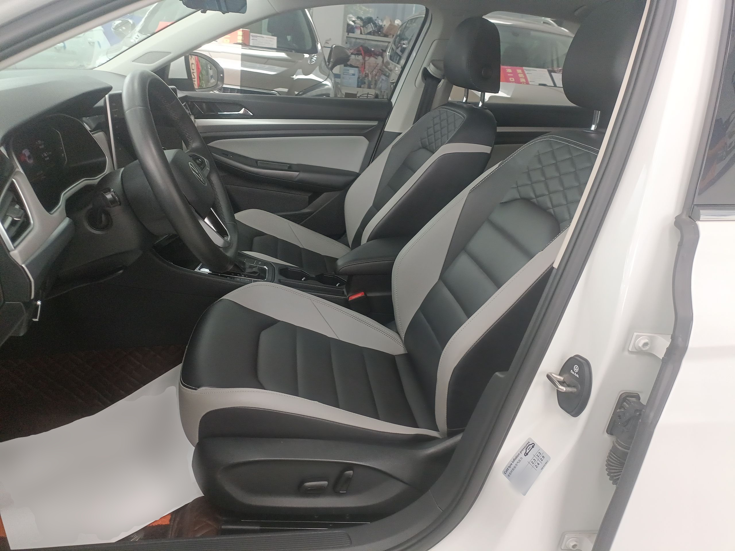 المقاعد الأمامية داخل السيارة