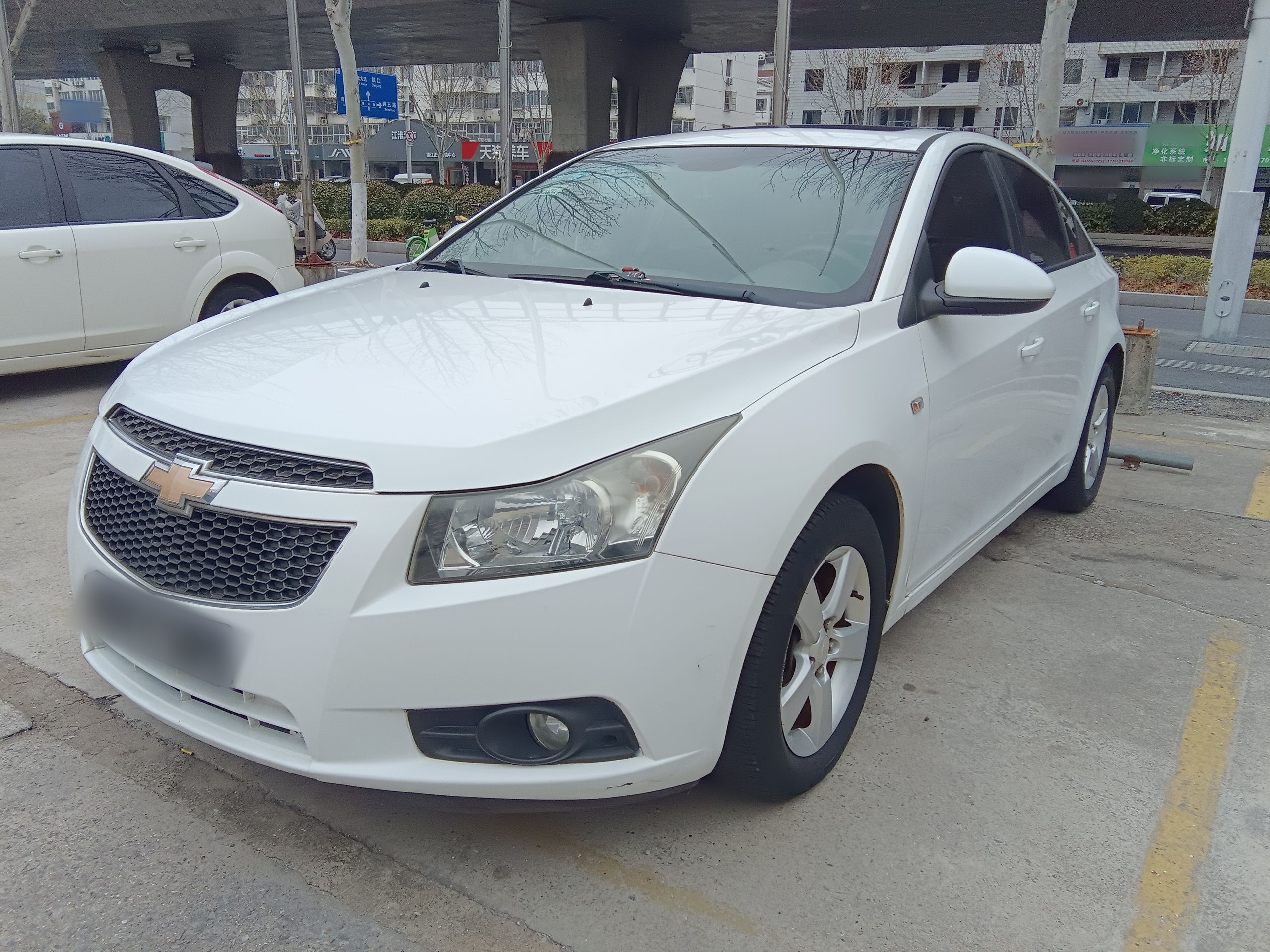 Под передней частью автомобиля