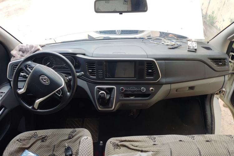 Used SAIC MAXUS Xintu V80 2021 2.0T Manual Classic Aoyuntong 139 PS Mid-axle Mid-roof 6/7/8/9-Seater Center Console