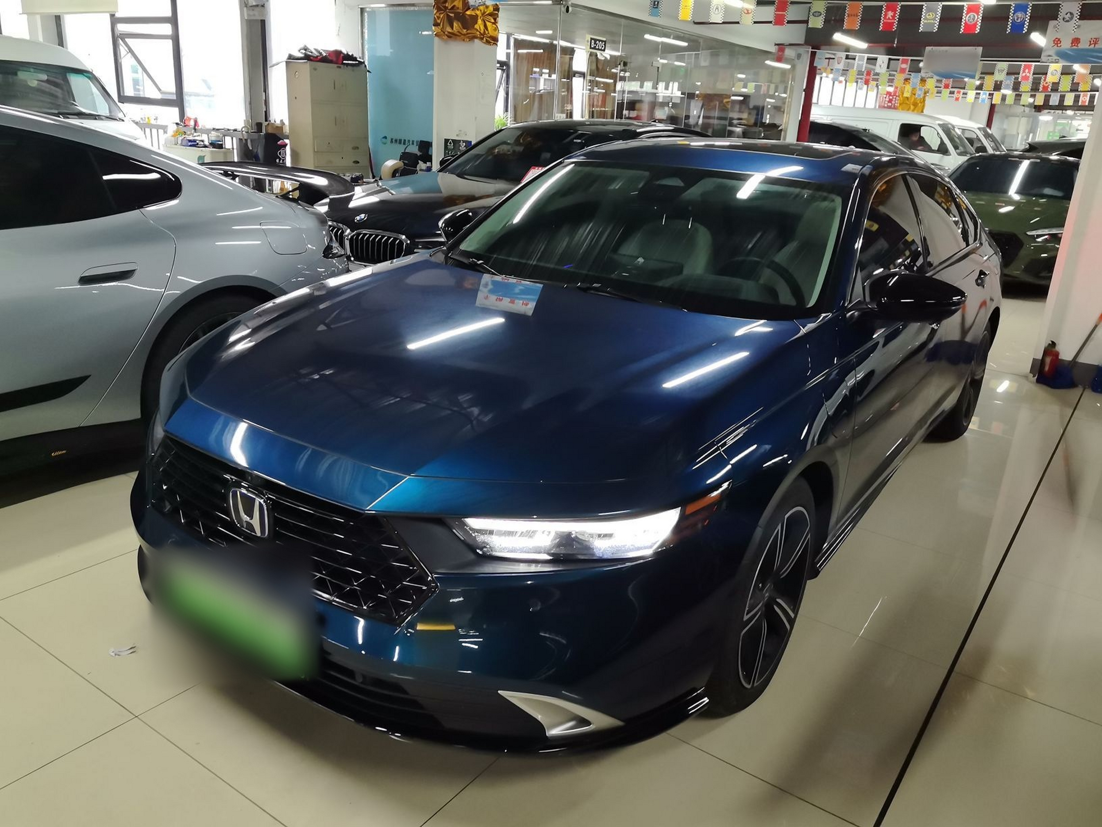 تحت مقدمة السيارة