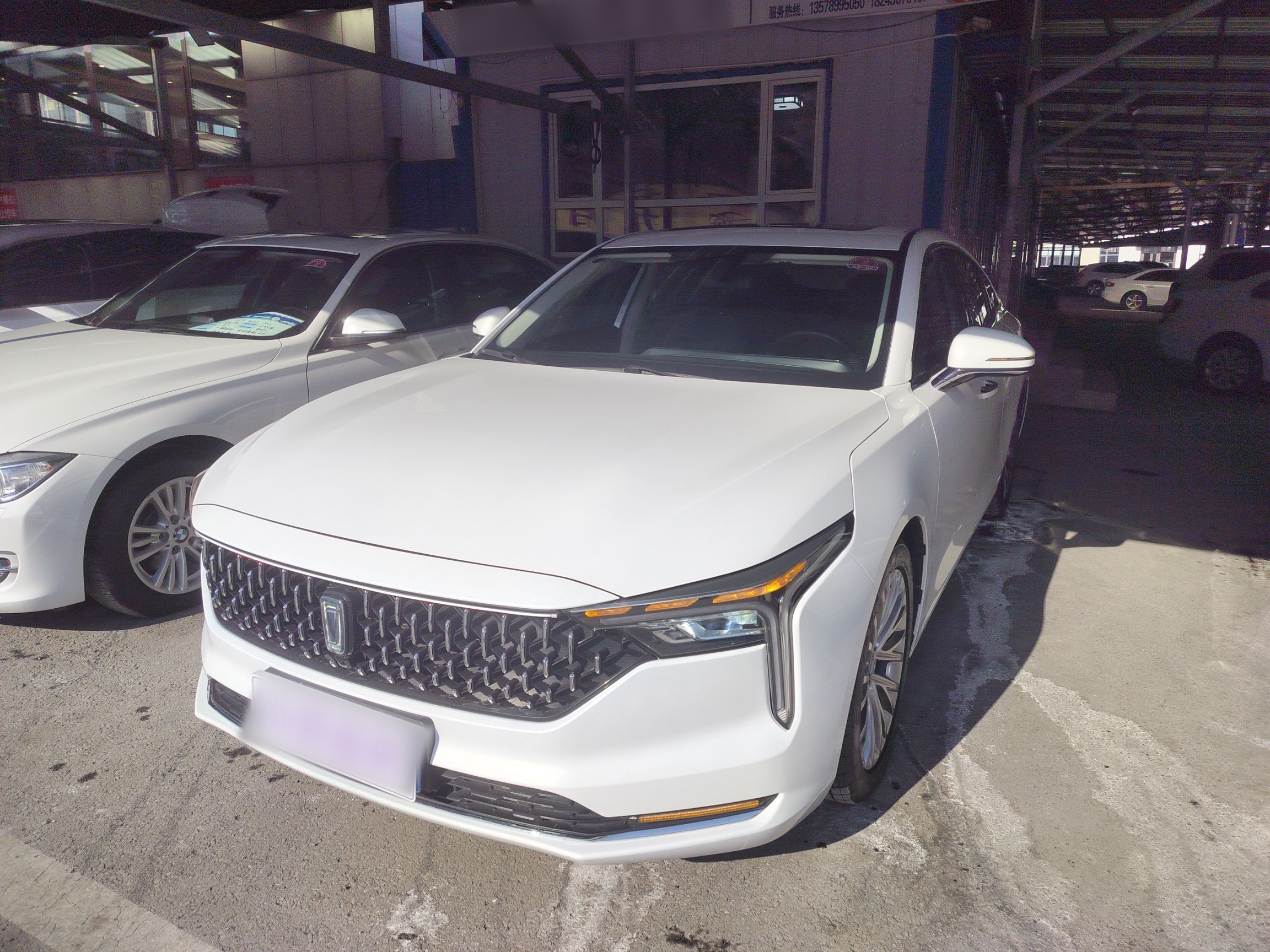 تحت مقدمة السيارة