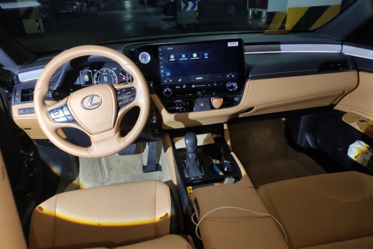 Used Lexus ES 2025 200 Premium Edition Center Console