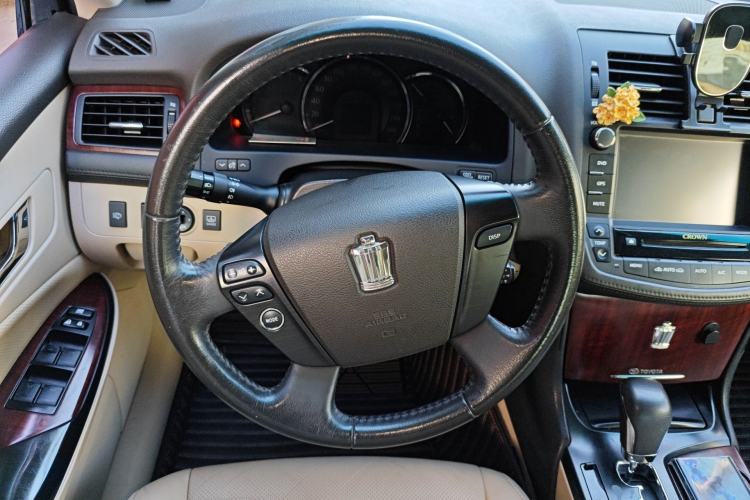 Used Toyota Crown 2011 2.5L Royal Special Edition with Leather and Sunroof
