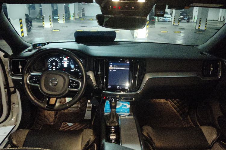 Used Volvo S60 2021 T4 Zhiyuan Sport Edition Center Console