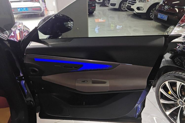 Used Lynk & Co 08 EM-P 2025 120km Long-Range Halo