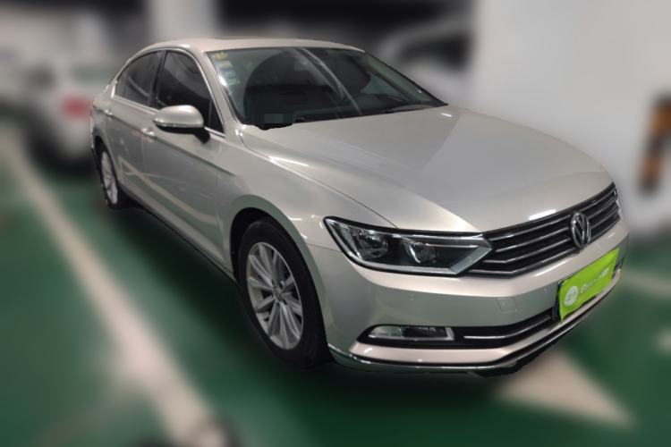 Used Volkswagen Magotan 2018 330TSI DSG Advanced Model Front Right 45 Deg