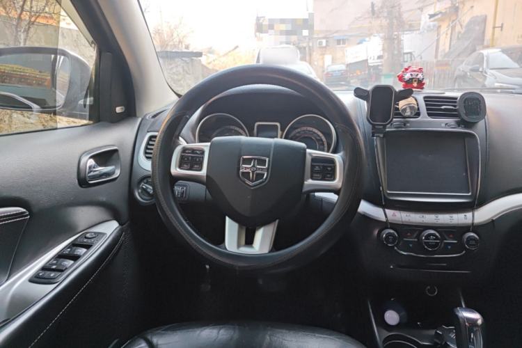 Used Dodge Journey 2013 2.4L Two-Wheel Drive Luxury Version Steering Wheel