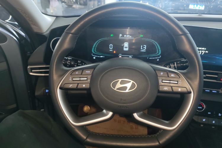 Used Hyundai Elantra 2023 1.5L CVT LUX Prestige Edition
