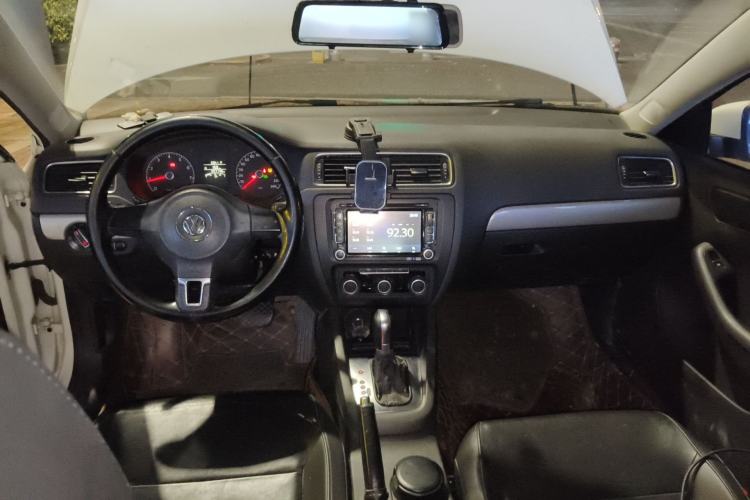 Used Volkswagen Sagitar 2014 1.6L Automatic Comfort Model Center Console