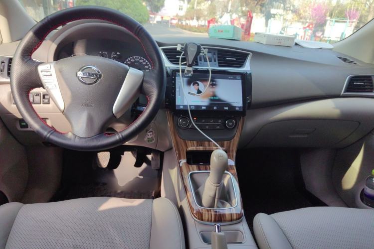 Used Nissan Sylphy 2012 1.6 XL Manual Luxury Edition Center Console