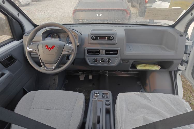 Used Wuling Yangguang 2024 300KM Comfort Version Passenger Van 75kW
