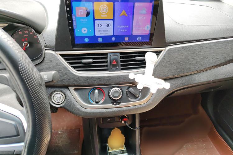 Used Baojun 310 2016 1.2L manual Comfort trim level Audio And AC Panel