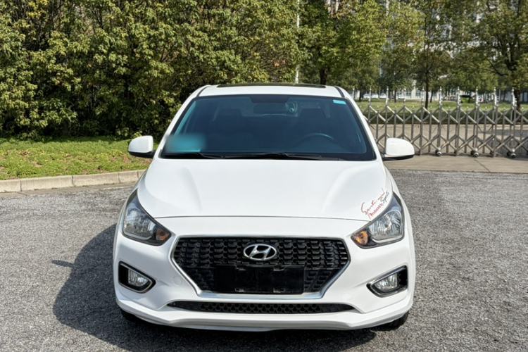 Used Hyundai Verna (older generation) 2017 1.4L Manual Colorful Skyroof Version China V Standard Exterior 5