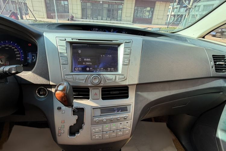 Used BYD M6 2015 2.4L Automatic Luxury Model
