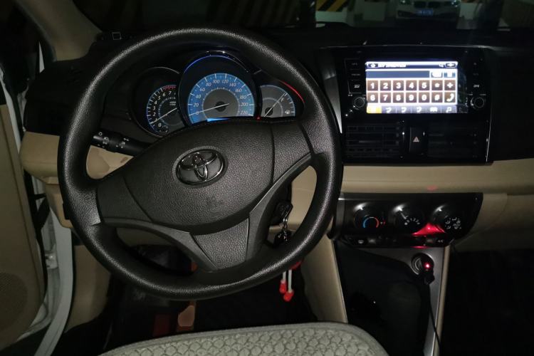 Used Toyota YARiS L Zhi Xuan 2014 1.3E Automatic Charm Edition Center Console