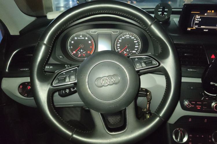 Used Audi Q3 2012 35 TFSI quattro Comfort Model Steering Wheel