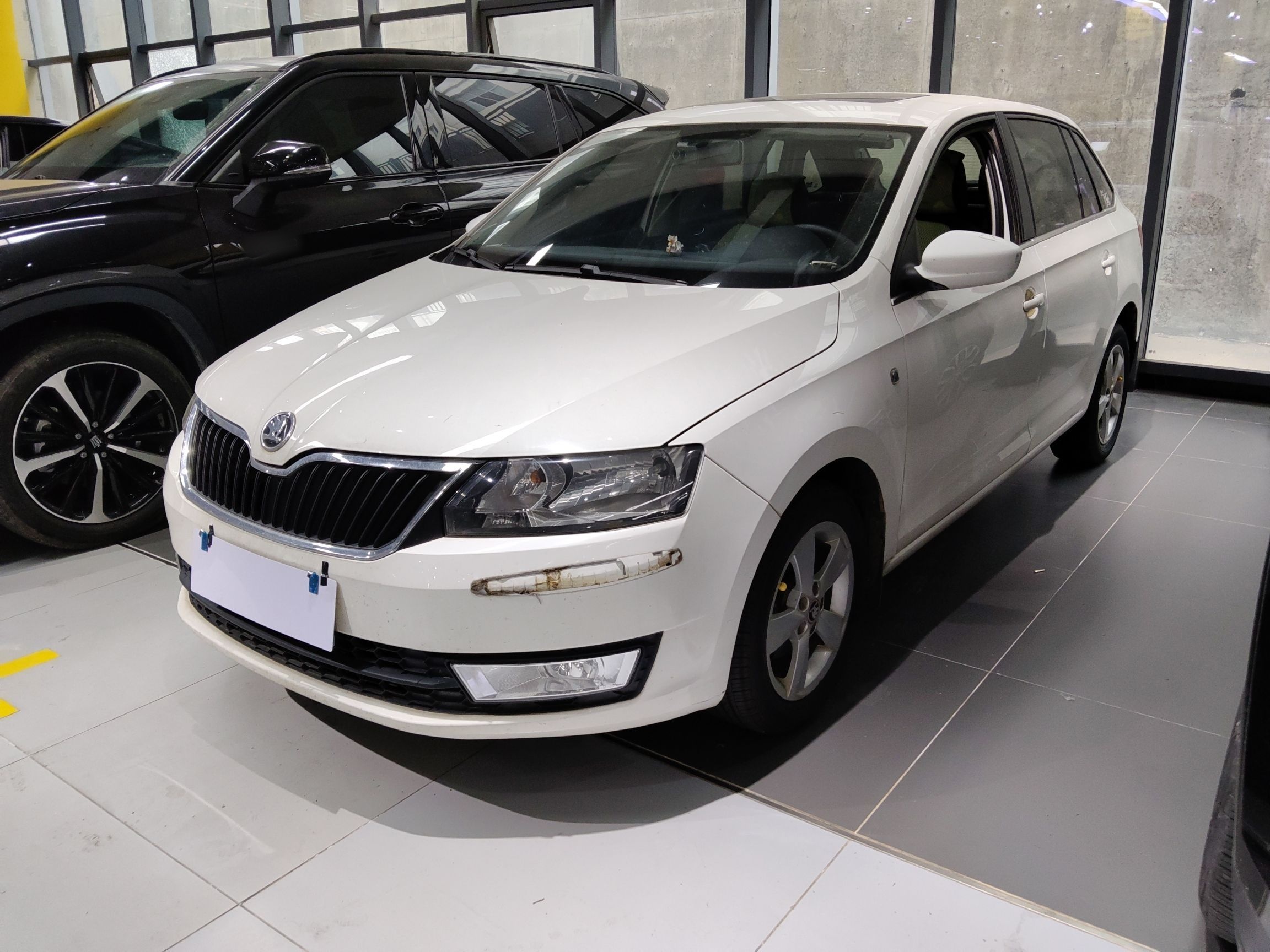 تحت مقدمة السيارة