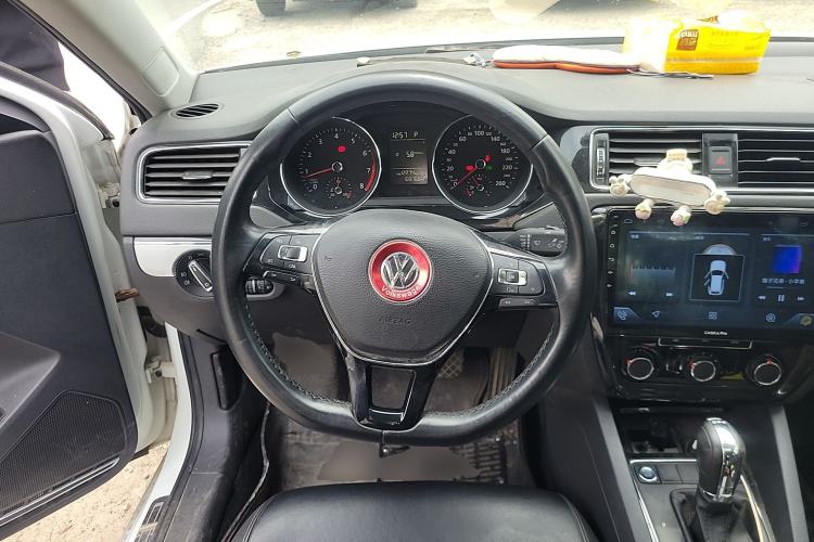 Used Volkswagen Sagitar 2017 230TSI Automatic Comfort Version Steering Wheel