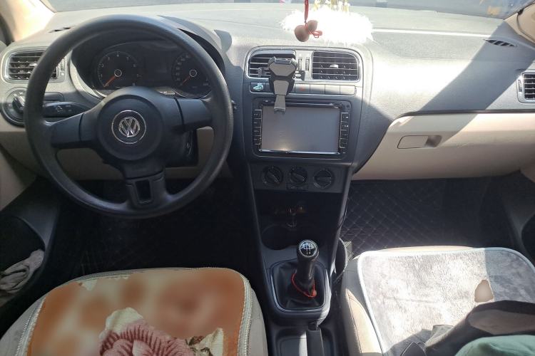Used Volkswagen Polo 2011 1.4L Manual ZhiShang Edition Center Console