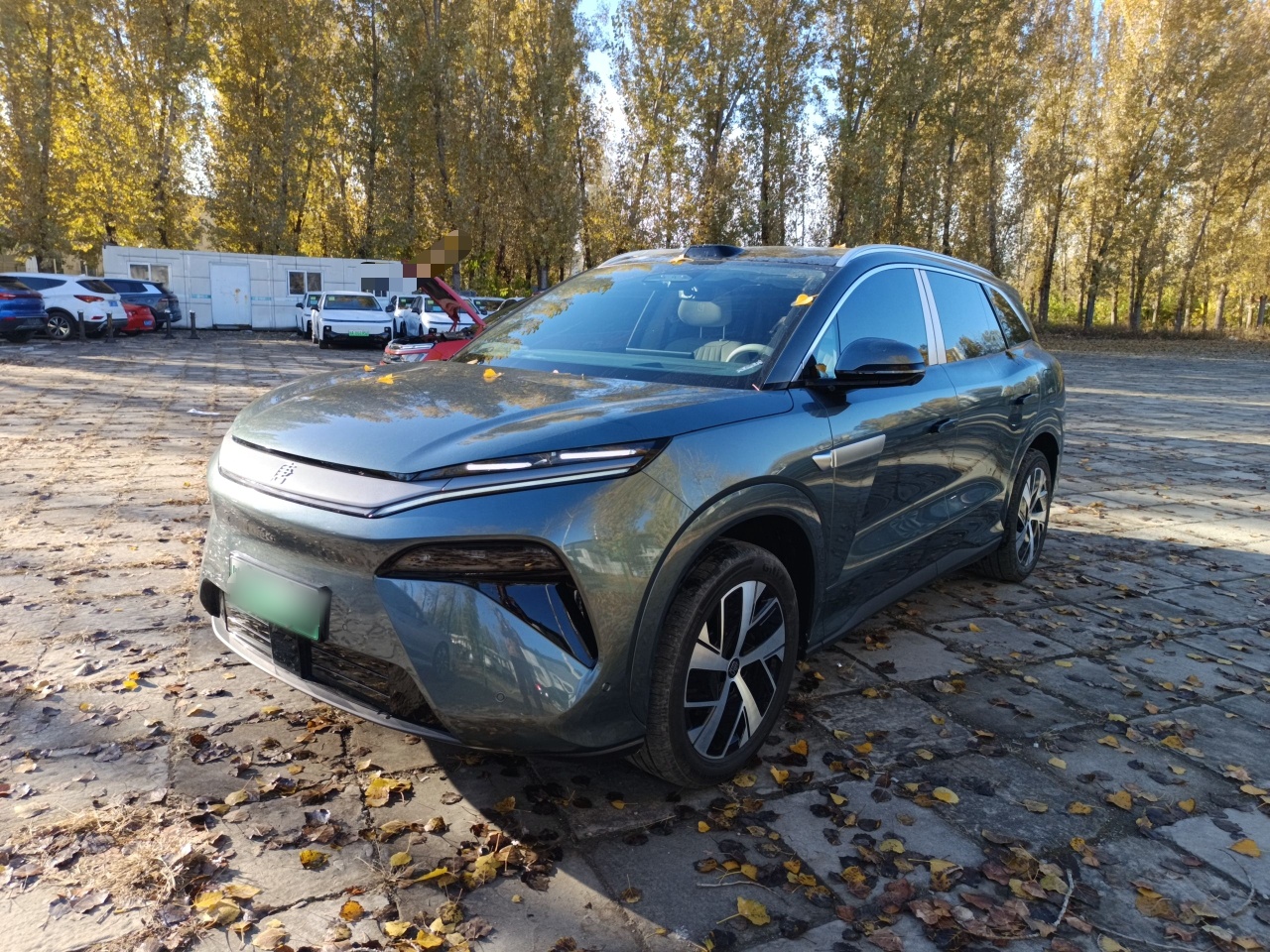 Под передней частью автомобиля