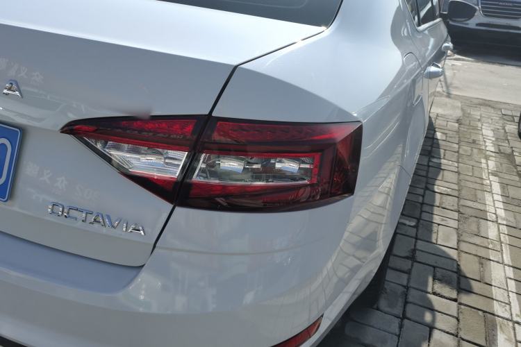 Used Skoda Octavia 2019 1.5L Automatic Smart Drive Luxury Edition China VI Standard Exterior 2