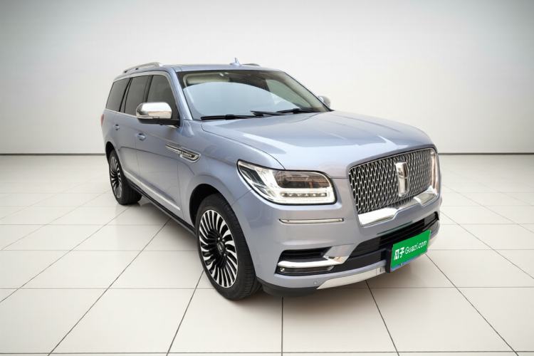 Used Lincoln Navigator 2020 3.5T Presidential Series Front Right 45 Deg