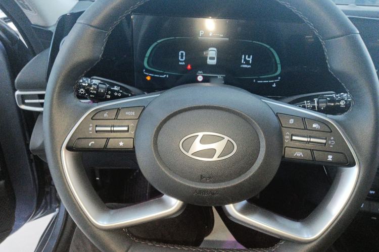 Used Hyundai Elantra 2023 1.5L CVT LUX Prestige Edition Steering Wheel