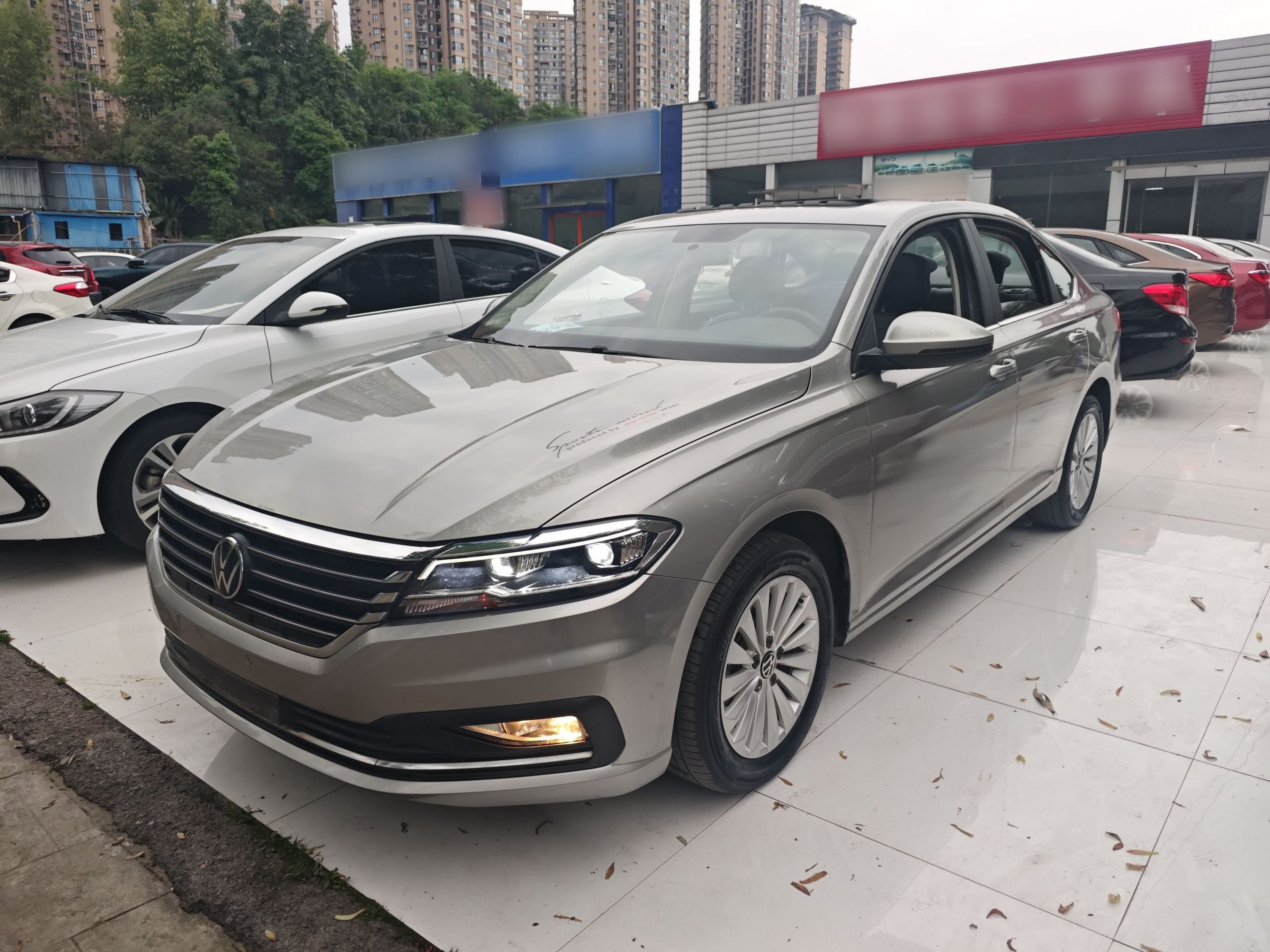 Под передней частью автомобиля