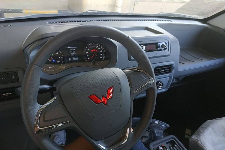 Used Wuling Yangguang 2024 300KM Comfort Version Passenger Van 75kW