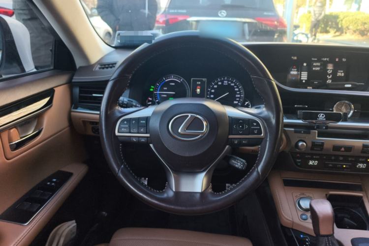 Used Lexus ES 2015 300h Comfort Edition

