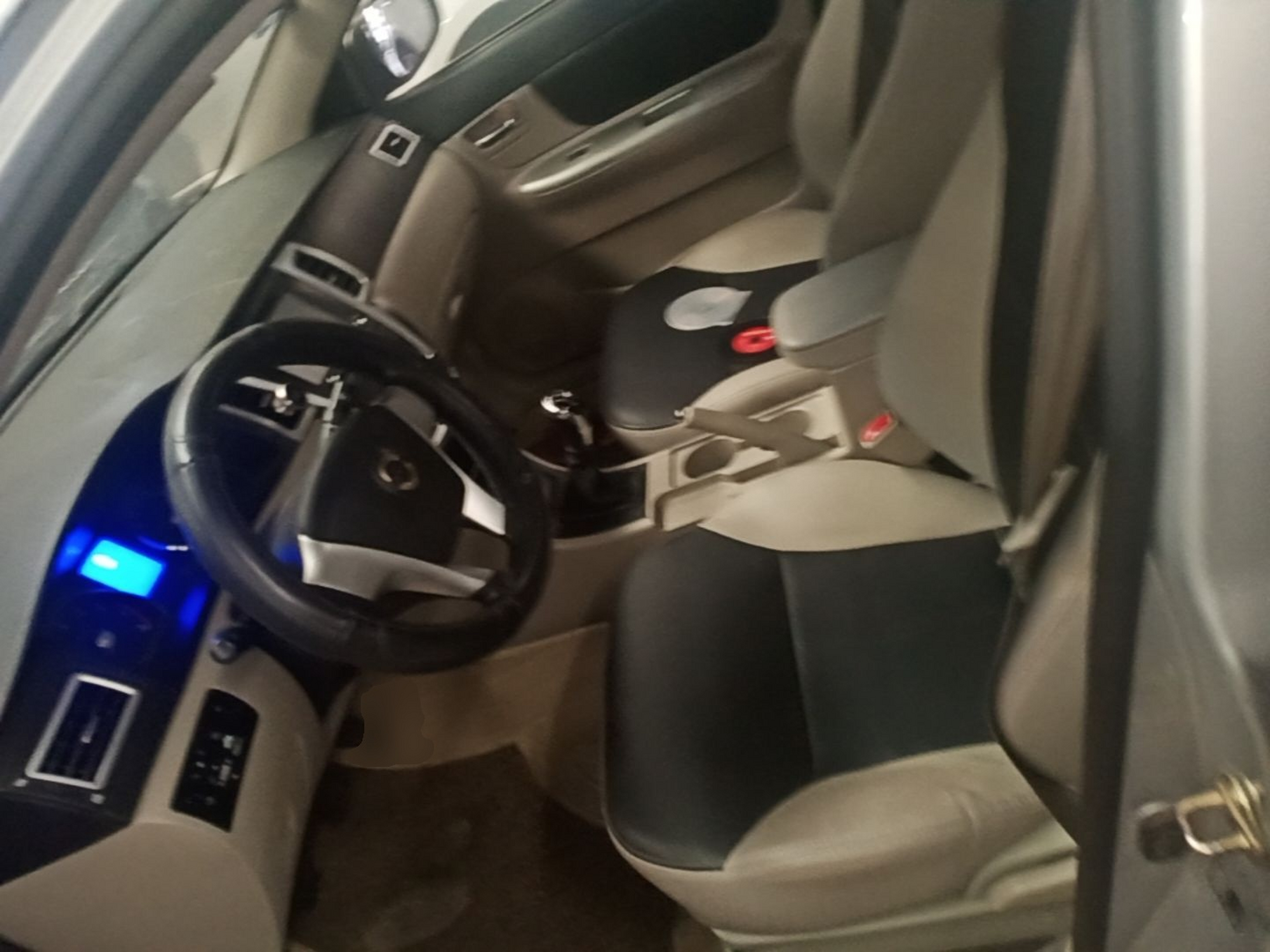 المقاعد الأمامية داخل السيارة