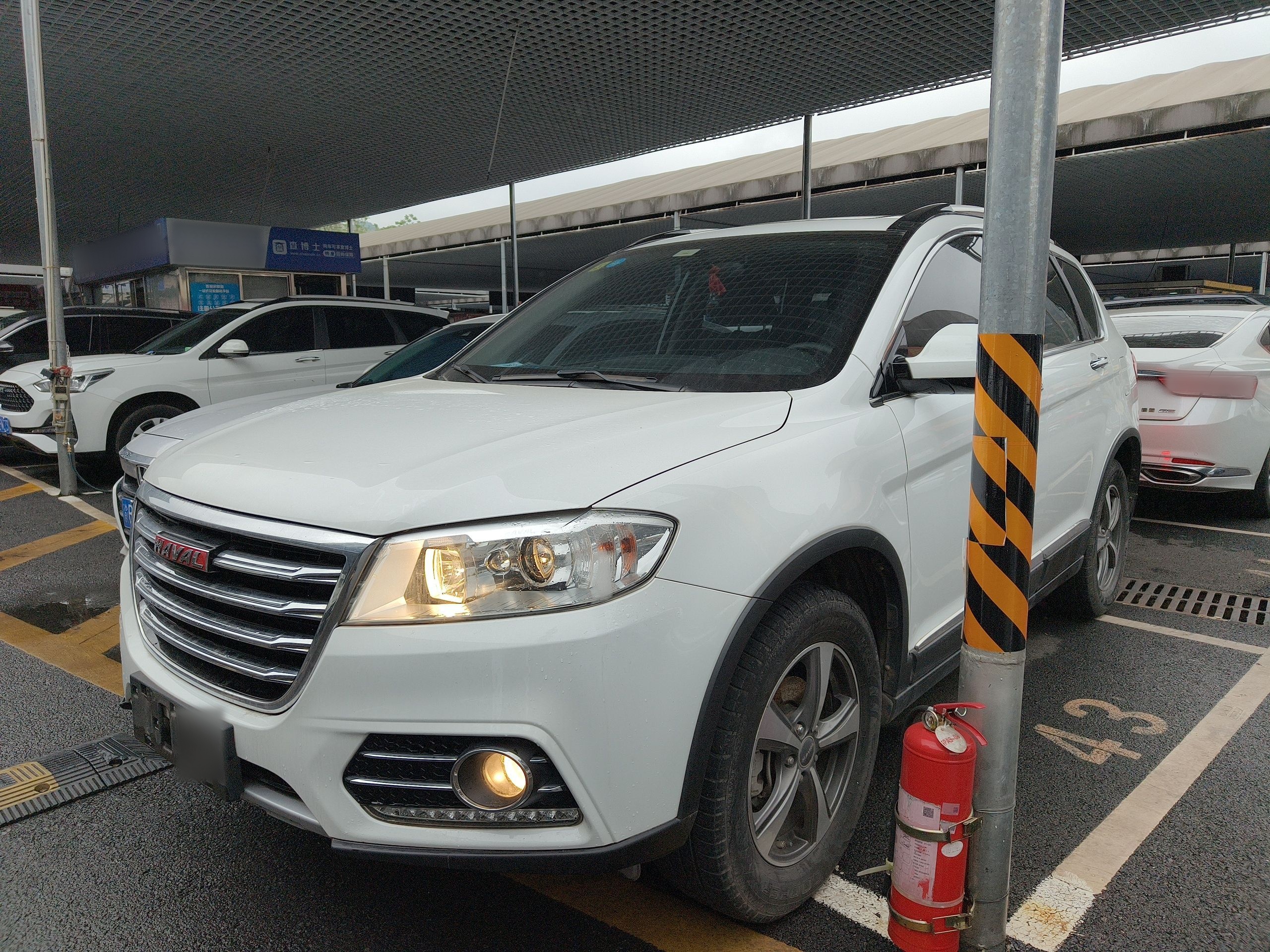 تحت مقدمة السيارة