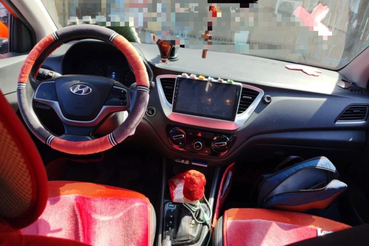 Used Hyundai Verna RV 2017 1.4L Automatic Sport Version National Emission Standard V Center Console