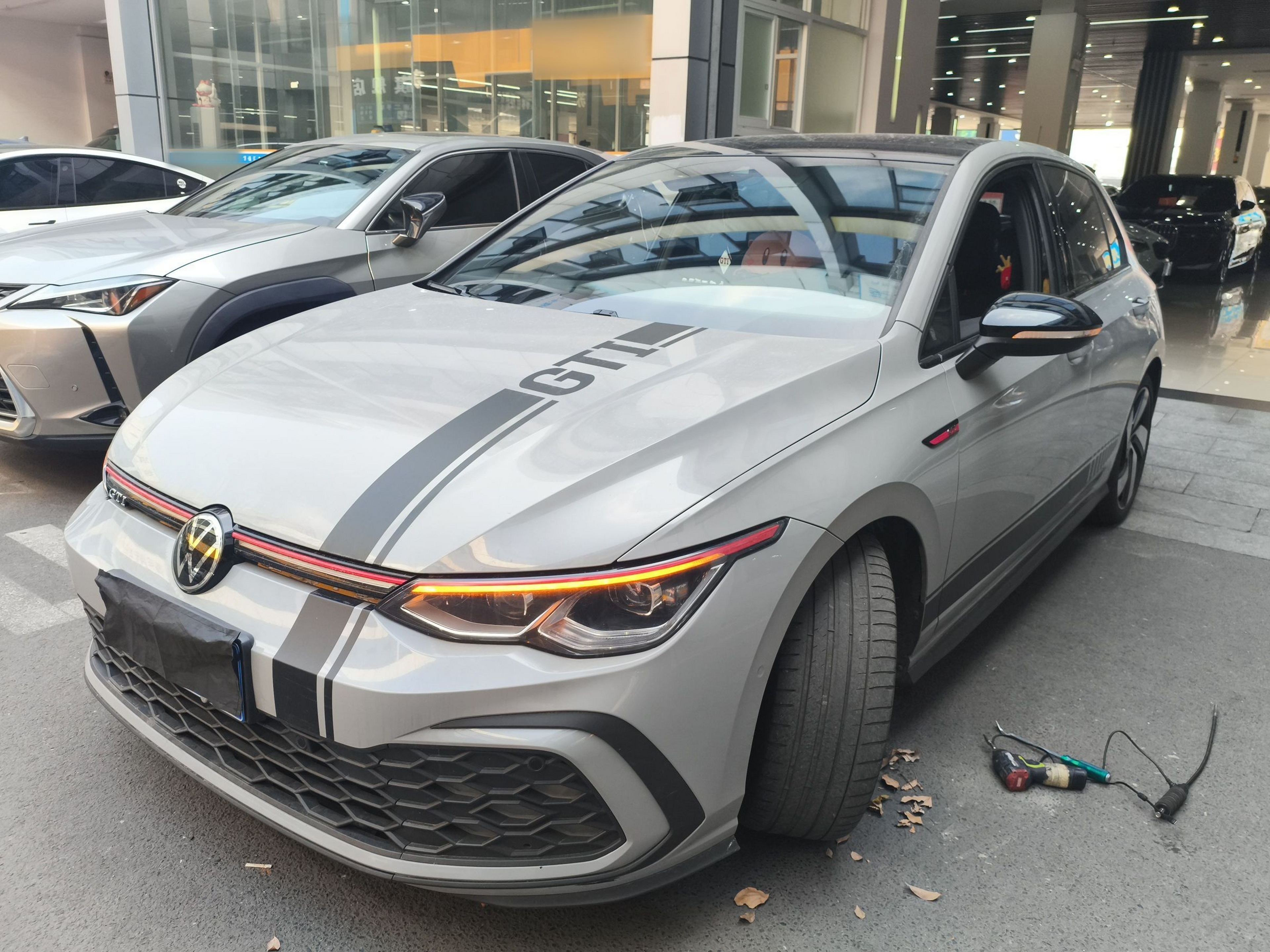 Под передней частью автомобиля