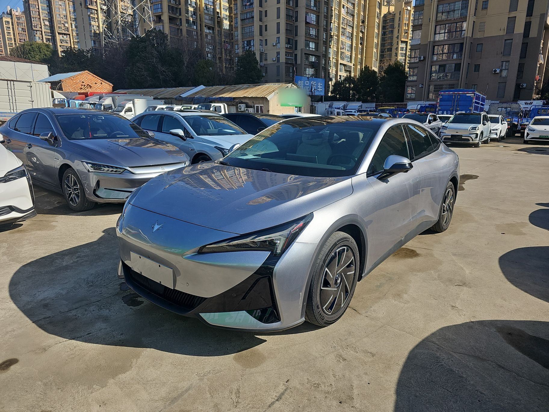 تحت مقدمة السيارة