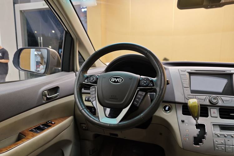 Used BYD M6 2013 2.4L Automatic Luxury Model
