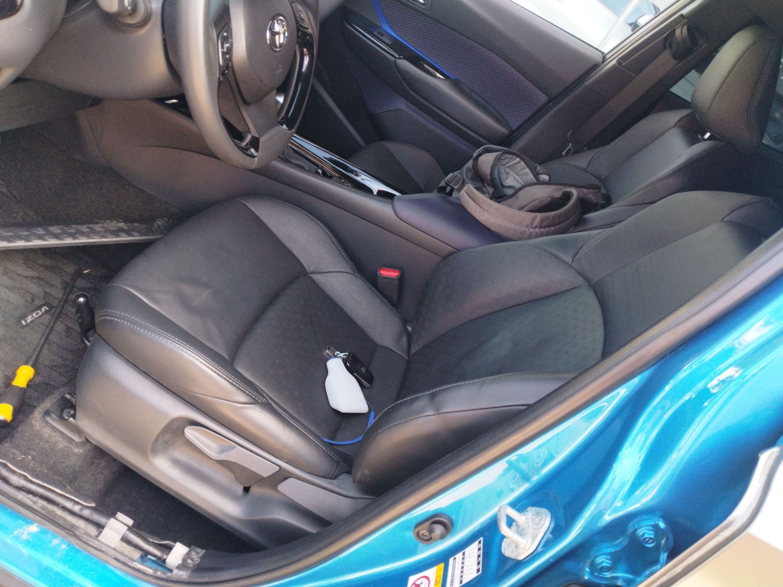 المقاعد الأمامية داخل السيارة