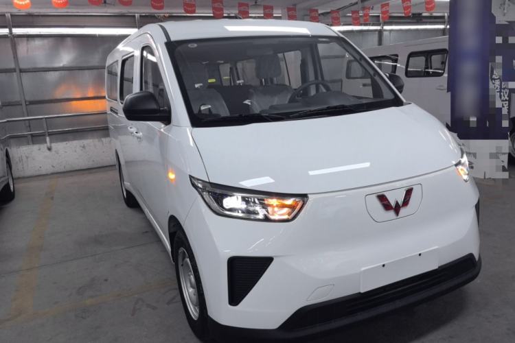 Used Wuling Yangguang 2024 300KM Comfort Version Passenger Van 75kW