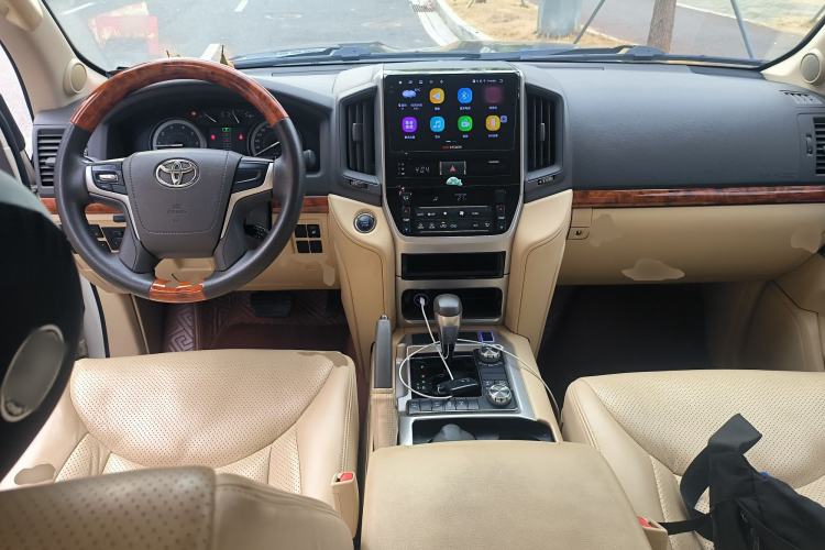 Used Toyota Land Cruiser 2015 4.0L V6 Middle East Low-Trim Version Center Console