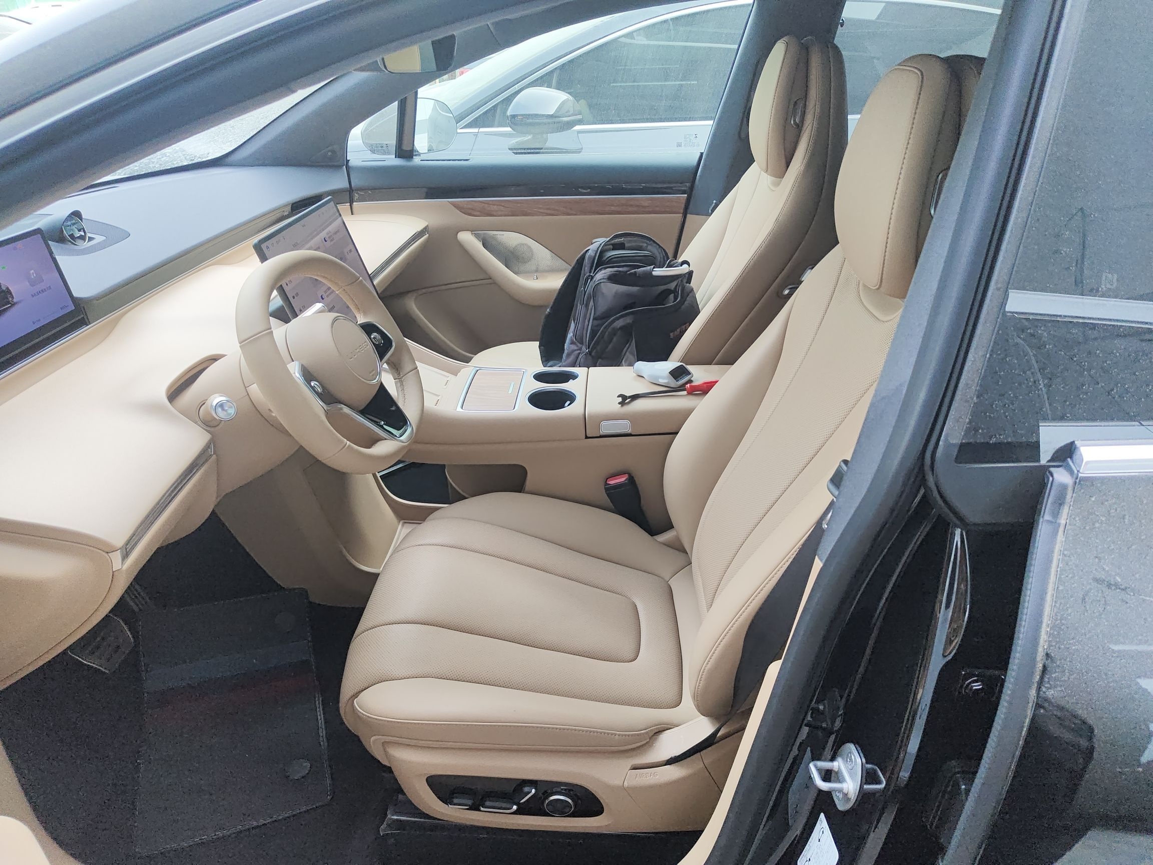 المقاعد الأمامية داخل السيارة