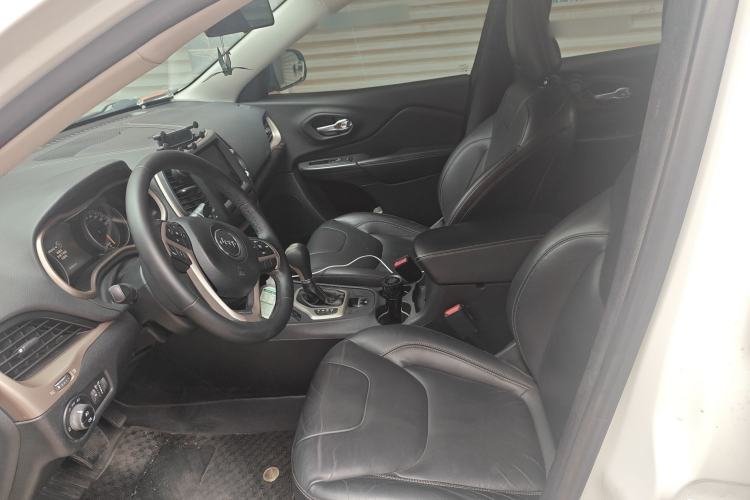 Used Jeep Cherokee 2016 2.0L Superior Edition
