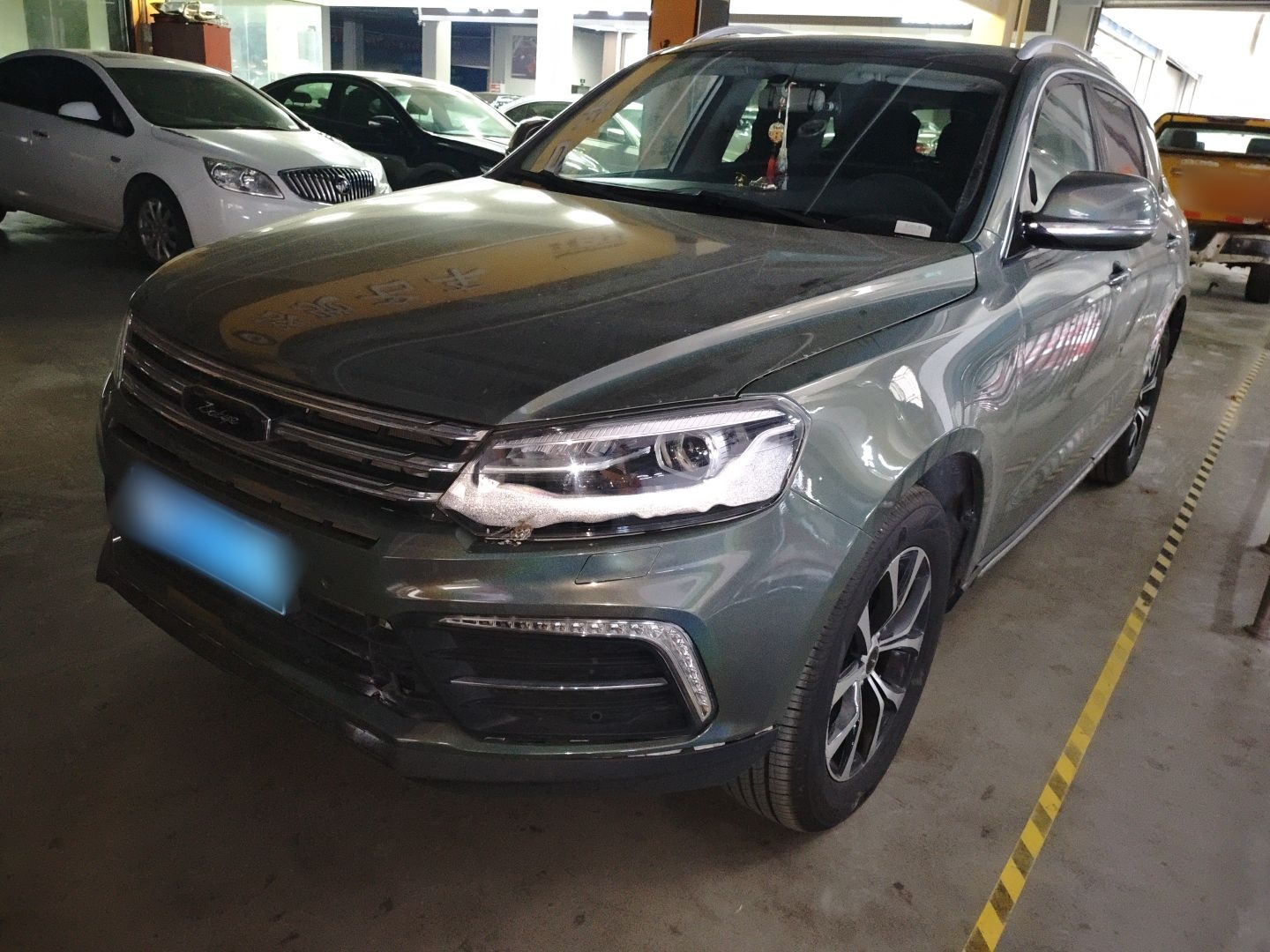 Под передней частью автомобиля