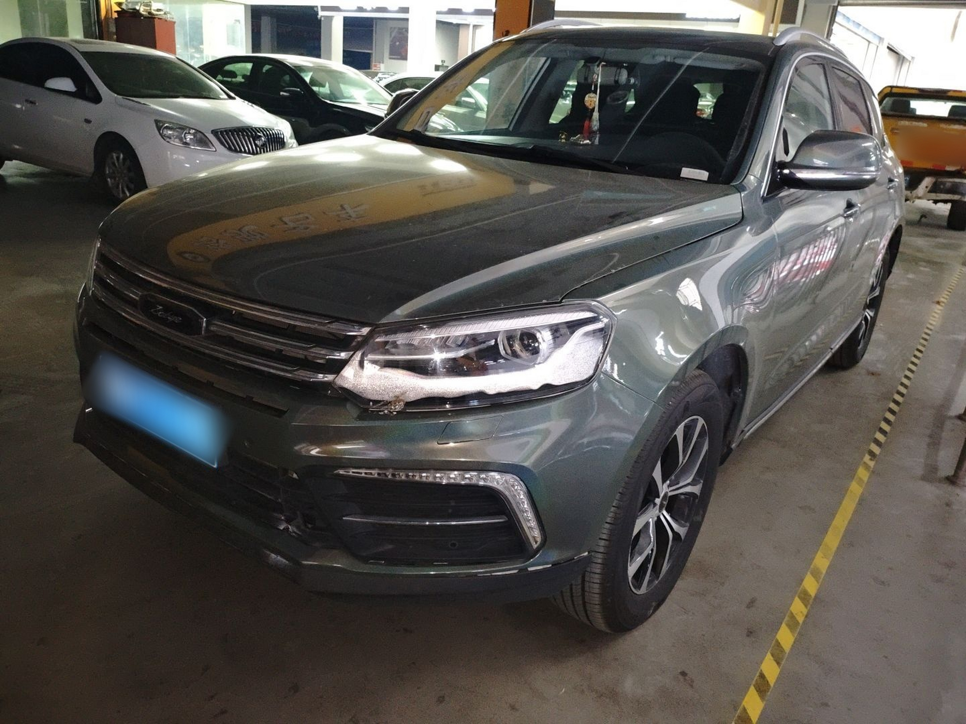 Под передней частью автомобиля