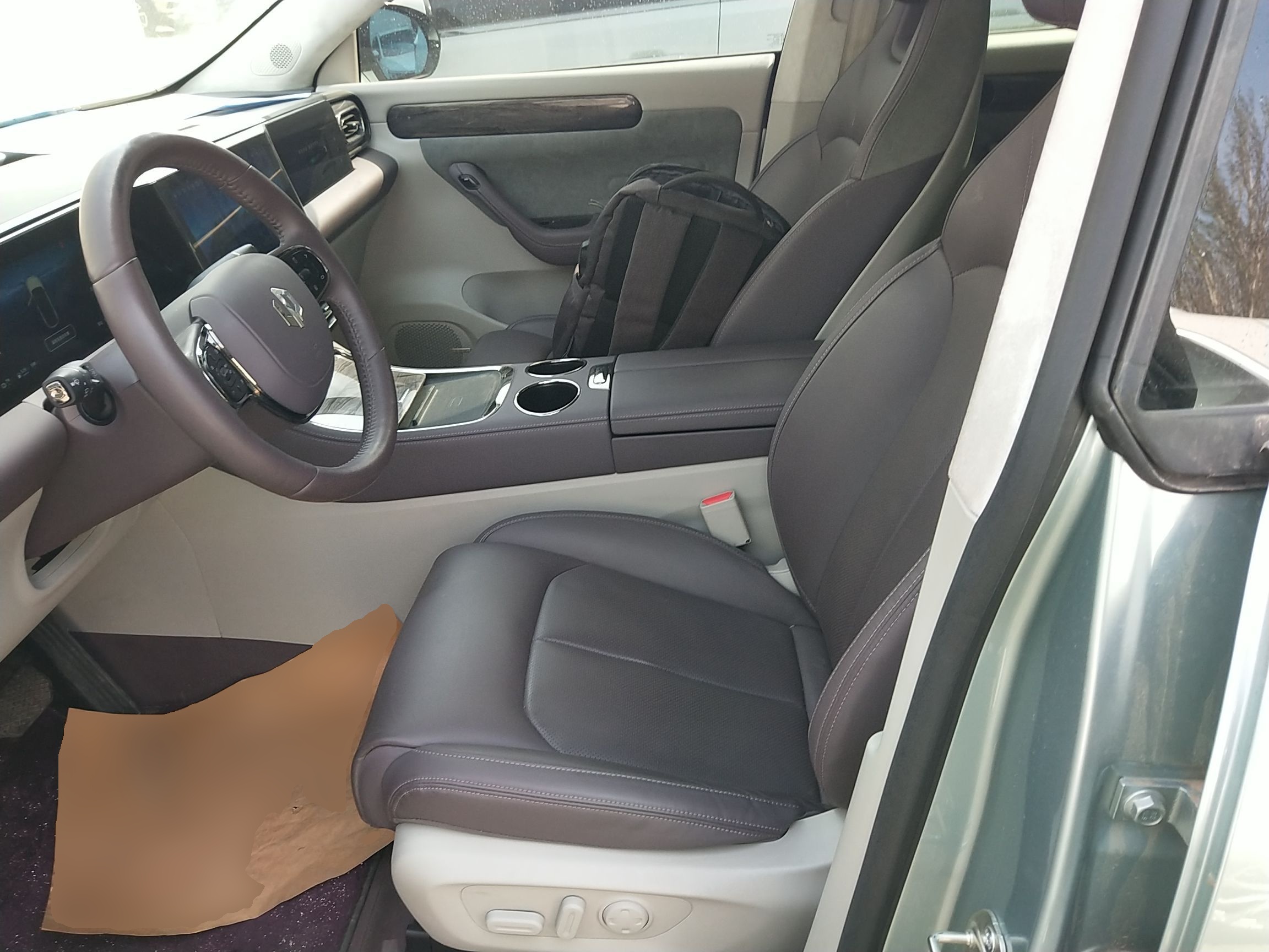 Переднее сиденье в автомобиле