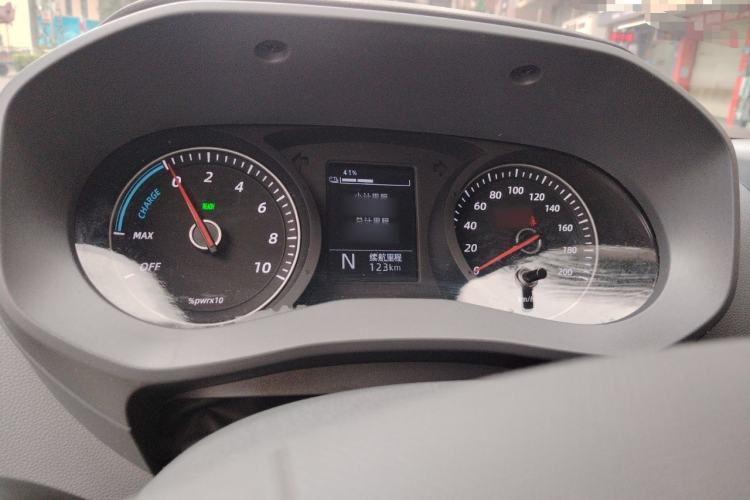 Used Wuling Yangguang 2024 300KM Comfort Version Passenger Van 75kW