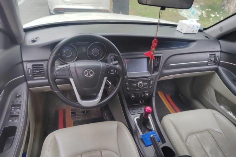 Used BAIC Senova D50 2014 1.5L manual comfort version Center Console